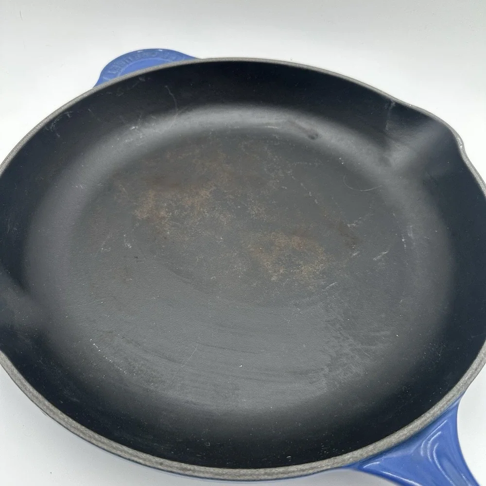 LE CREUSET Signature Enamelled Cast Iron Double Spouted Skillet Blueberry - Picture 4 of 8